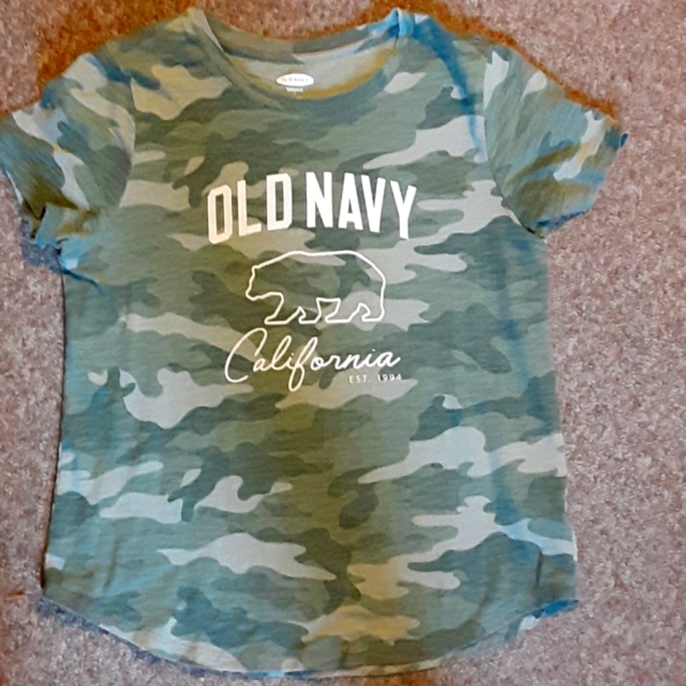 Old navy camouflage tshirt, like new
